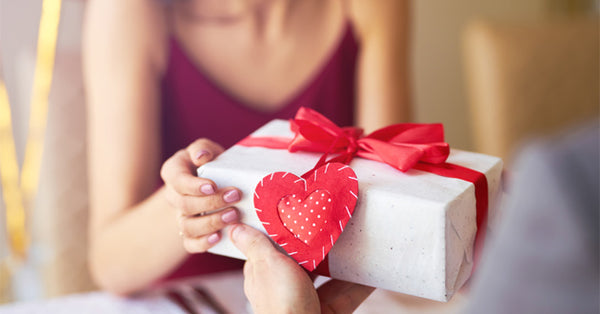 Bật mí sự thật ngày valentine ai tặng quà cho ai?