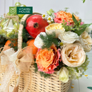 hoa hồng tươi trag trí trong giỏ quà trái cây nhập khẩu