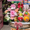 giỏ quà trái cây cam vàng, táo envy, kiwi, dưa lưới trang trí cùng hoa tươi, đẹp tinh tế dành tặng cho bạn bè người thân vào những dịp đặc biệt