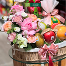 giỏ quà trái cây cam vàng, táo envy, kiwi, dưa lưới trang trí cùng hoa tươi, đẹp tinh tế dành tặng cho bạn bè người thân vào những dịp đặc biệt