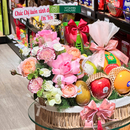 giỏ quà trái cây cam vàng, táo envy, kiwi, dưa lưới trang trí cùng hoa tươi, đẹp tinh tế dành tặng cho bạn bè người thân vào những dịp đặc biệt