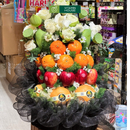 giỏ trái cây nhập khẩu phù hợp đi đám giỗ, đám tang trang trí hoa sen sang trọng, lịch sự.