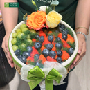 Hộp quà trái cây nho xanh, dây tây và việt quất đựng trong hộp tròn để tặng mẹ và người yêu thương