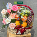 giỏ quà trái cây nho kẹo kiwi trang trí cùng hoa tươi đẹp mặt. Phù hợp để chúc mừng các ngày đặc biệt