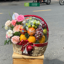 giỏ quà trái cây nho kẹo kiwi trang trí cùng hoa tươi đẹp mặt. Phù hợp để chúc mừng các ngày đặc biệt
