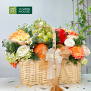 giỏ quà trái cây nho xanh nhập khẩu tặng bạn gái đựng trong giỏ mây trắng và hoa tươi