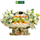 giỏ trái cây tái xanh, cam vàng và hoa tươi để tặng nhân dịp đi ra mắt