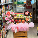 giỏ quà trái cây nho xanh, kiwi, táo envy và socola, kẹo nhập khẩu trang trí cùng hoa hồng tạo nên món quà đẹp mắt và ý nghĩa cho người nhận