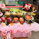 giỏ quà trái cây nho xanh, kiwi, táo envy và socola, kẹo nhập khẩu trang trí cùng hoa hồng tạo nên món quà đẹp mắt và ý nghĩa cho người nhận