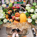 Giỏ Trái Cây Cao Cấp trang trí cùng Hoa Sen, phù hợp cho Dâng Lễ Chùa, một Món Quà Tâm Linh Ý Nghĩa