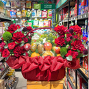 Giỏ Trái Cây sang trọng, trang trí Hoa Hồng Đỏ. Vẻ đẹp Rực Rỡ cầu chúc Phát Tài Phát Lộc