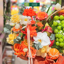 Giỏ Trái Cây nhập khẩu và Hoa Tươi Cao Cấp được trang trí đẹp mắt Tone Đỏ Chúc Mừng Các Dịp Trọng Đại