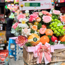 giỏ trái cây kiwi vàng, nho và táo trang trí nhiều hoa tươi. Mòn quà tặng cho bạn bè, gia đình, người thân, đối tác vào những ngày lễ đặc biệt