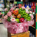 Giỏ Trái Cây Màu Hồng trang trí hoa tươi, nho xanh, kiwi, quýt úc, táo envy. Món Quà Dịu Dàng Tôn Vinh Sự Tận Tâm