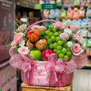 Giỏ Trái Cây Màu Hồng trang trí hoa tươi, nho xanh, kiwi, quýt úc, táo envy. Món Quà Dịu Dàng Tôn Vinh Sự Tận Tâm