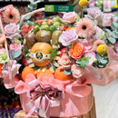 giỏ trái cây nhập khẩu nho xanh, kiwi vàng, lê, cam vàng. Trang trí hoa tươi đẹp mắt dành cho những ngày lễ kỉ niệm