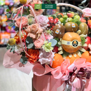 giỏ trái cây nhập khẩu nho xanh, kiwi vàng, lê, cam vàng. Trang trí hoa tươi đẹp mắt dành cho những ngày lễ kỉ niệm