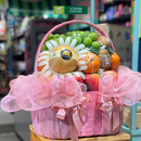 Giỏ Trái Cây trang trí lưới hồng cùng trái cây nhập khẩu cao cấp. Mong cầu sức khỏe cho người bệnh