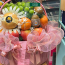 Giỏ Trái Cây trang trí lưới hồng cùng trái cây nhập khẩu cao cấp. Mong cầu sức khỏe cho người bệnh