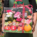 Giỏ Trái Cây trang trí hoa tươi đựng trong vali. Gửi Gắm Niềm Vui và Hy Vọng