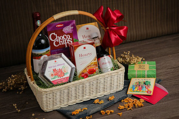 Hướng dẫn cách gói giỏ quà tết tại nhà sang trọng, bắt mắt như ngoài tiệm