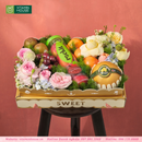 hộp quà trái cây và hoa tươi xinh đẹp và lãng mạn: với táo, lê nâu, kiwi, cherry, quýt