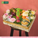 góc chụp nghiêng - hộp quà tặng trái cây nhập khẩu và hoa 