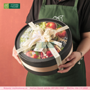 hộp quà trái cây tròn được gói quà tỉ mỉ vói nơ màu kem xinh xắn