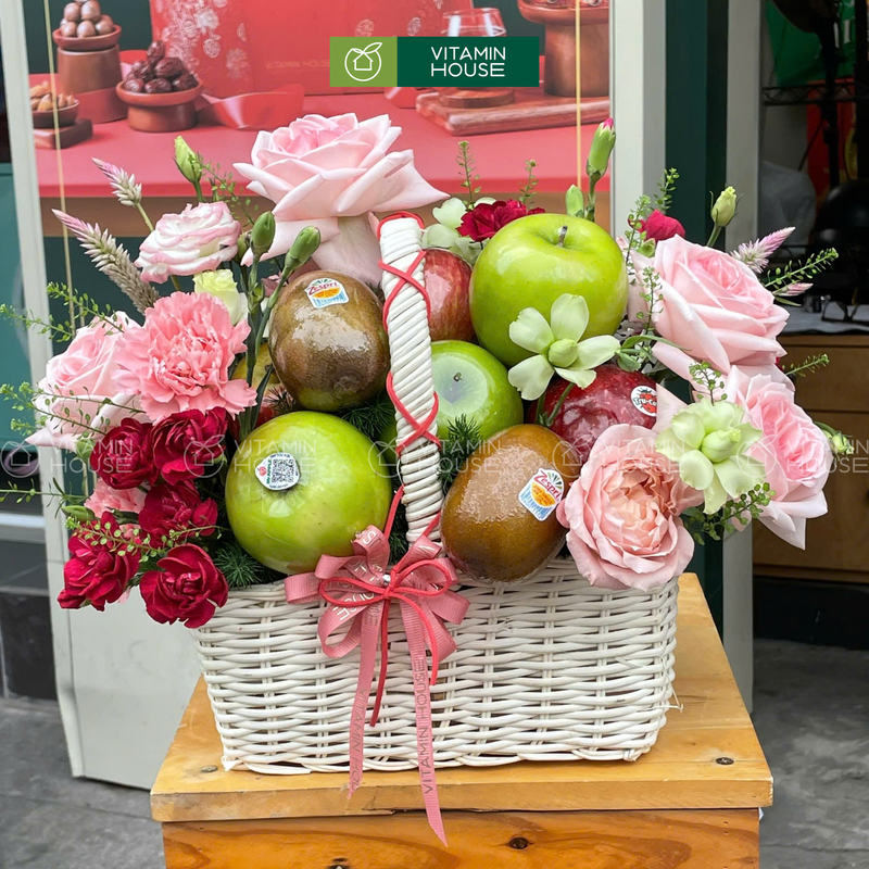 Giỏ Quà Trái Cây Trắng Trang Trí Hoa Tươi - Biểu Tượng Của Sự Thanh Khiết
