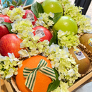 góc chụp cận cảnh hộp quà trái cây nhập khẩu táo, cam kiwi, hoa cẩm tú cầu