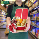 nhân viên vitamin house gói hộp trái cây đỏ kiwi vàng, lên hàn, quýt úc, cherry