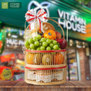 giỏ quà trái cây tươi ngon với nho mẫu đơn, kiwi, lê nâu, táo, hạt dinh dưỡng