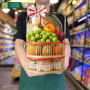 giỏ quà trái cây tặng bác sĩ với nho xanh, kiwi, quýt, táo