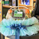 góc cận cảnh giỏ quà trái cây tông xanh biển gồm cherry, cam, kiwi, táo envy