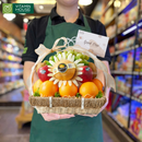 giỏ quà trái cây dễ thương với giỏ mây mộc mạc cùng táo, lê hàn, nho mẫu đơn, kiwi