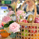 chụp cận cảnh hoa hồng tươi và trái cây nhập khẩu