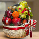 Thiết kế nơ trắng đỏ cùng giỏ mây mộc mạc trên giỏ trái cây