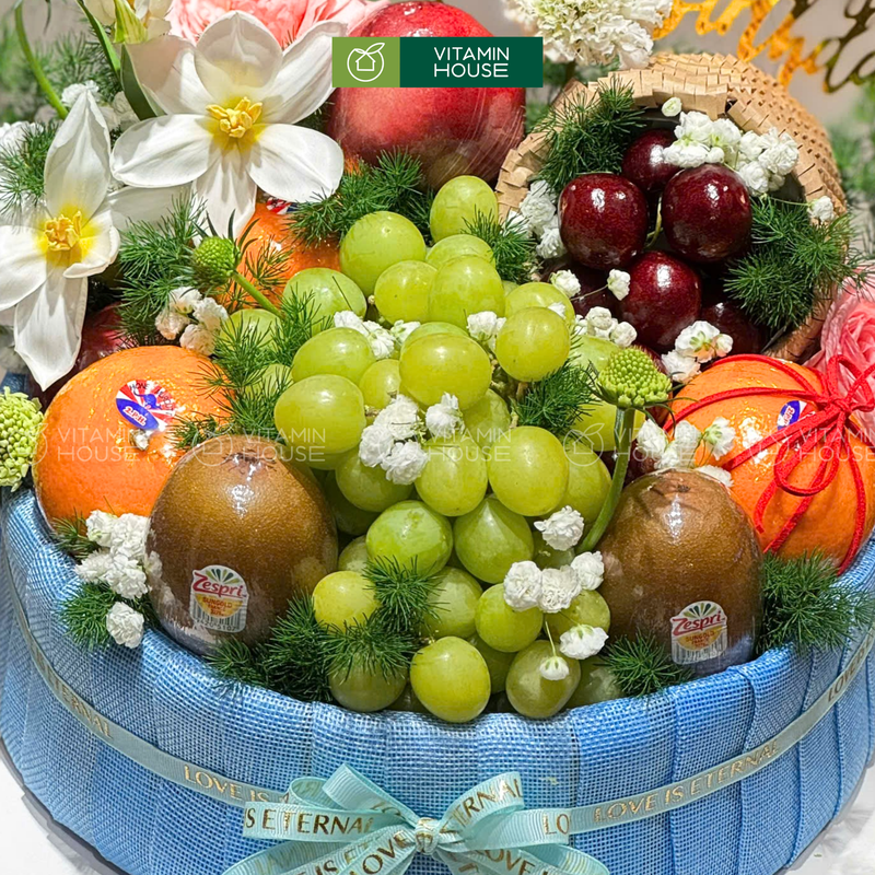 Bánh Sinh Nhật trang trí Trái Cây và Hoa Tươi. món quà thể hiện Hạnh Phúc Nhỏ Ngày Sinh Nhật