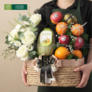 giỏ lục bình kết hợp hoa tươi, trái cây dưa lưới, táo, quýt, kiwi nhập khẩu nơ đen chụp hình cùng người mẫu