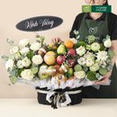 hình người chụp với giỏ quà trái cây màu đen, trái cây gồm lê táo, quýt, hoa sen tươi màu trắng