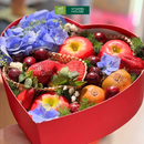 Giỏ Quà Trái Cây dâu tây, cherry, táo và kiwi vàng trang trí cùng hoa tươi hộp trái tim cao cấp. Biểu tượng tình yêu