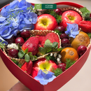 Giỏ Quà Trái Cây dâu tây, cherry, táo và kiwi vàng trang trí cùng hoa tươi hộp trái tim cao cấp. Biểu tượng tình yêu