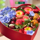 Giỏ Quà Trái Cây dâu tây, cherry, táo và kiwi vàng trang trí cùng hoa tươi hộp trái tim cao cấp. Biểu tượng tình yêu
