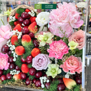 Giỏ Quà Trái Cây trang trí hoa tươi cùng Cherry, Dâu Tây và Hoa Tươi - Cao Cấp Sang Trọng