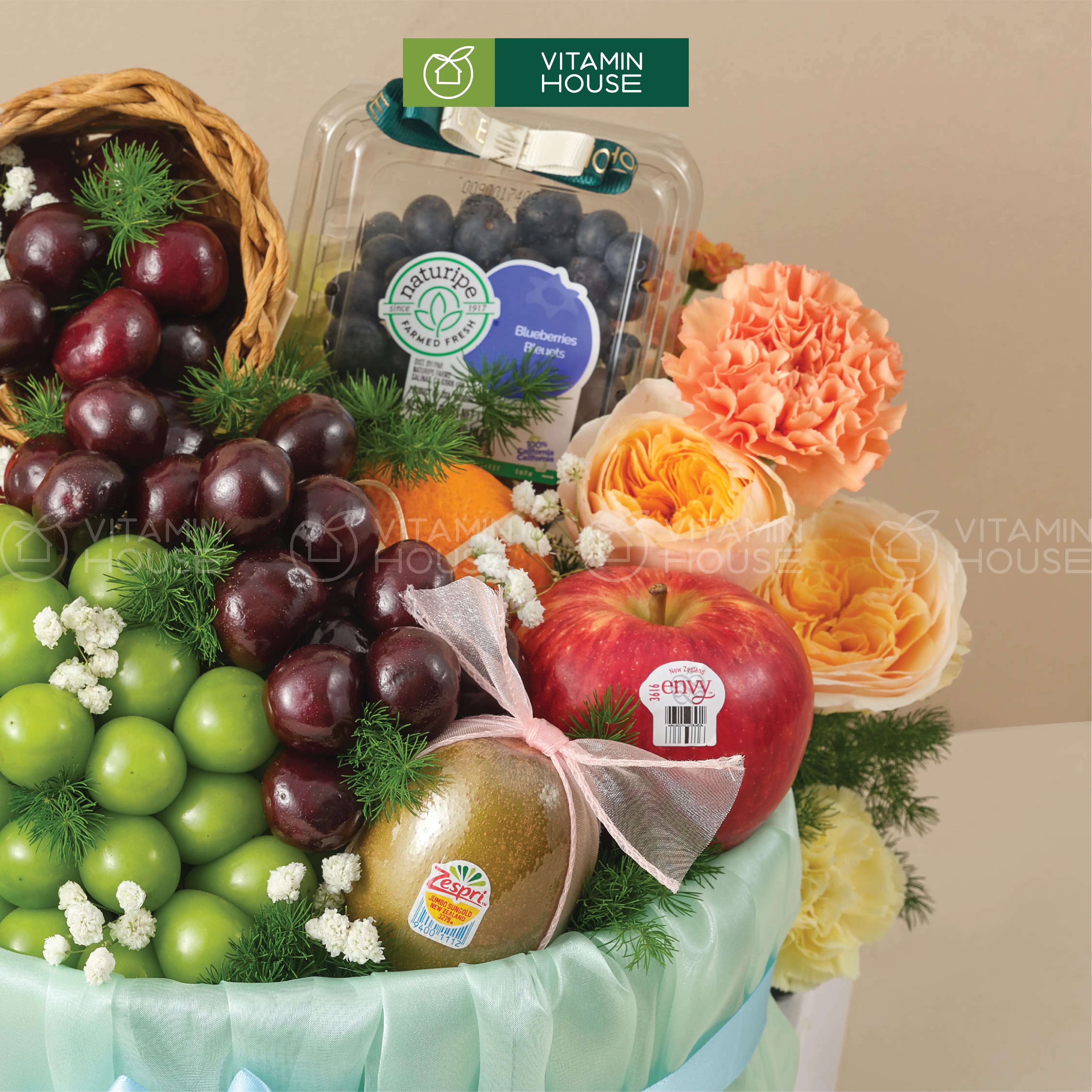 Giỏ quà trái cây cherry nho xanh hoa tươi tặng sinh nhật cho đồng nghiệp nữ