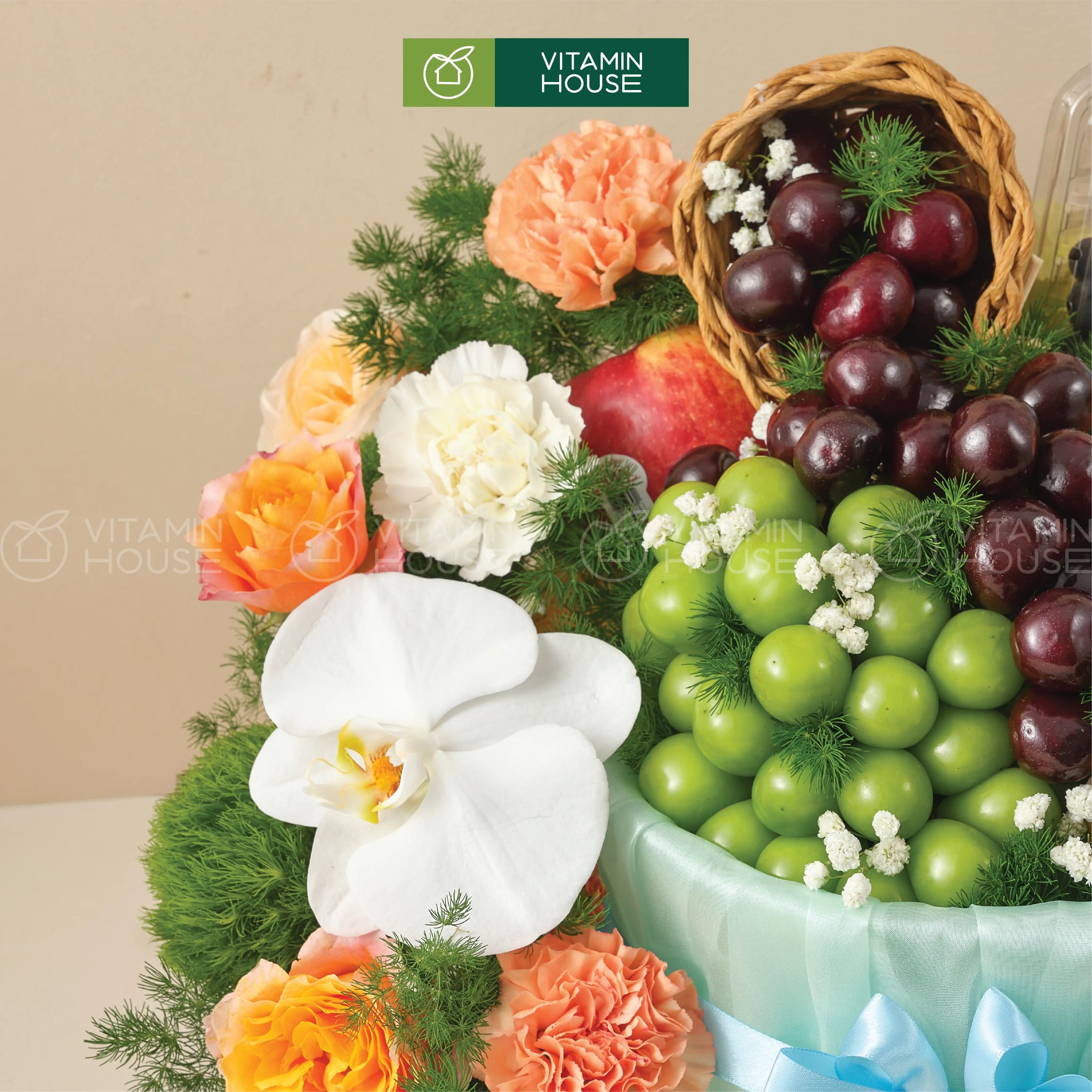 Giỏ quà trái cây cherry nho xanh hoa tươi tặng sinh nhật cho đồng nghiệp nữ 