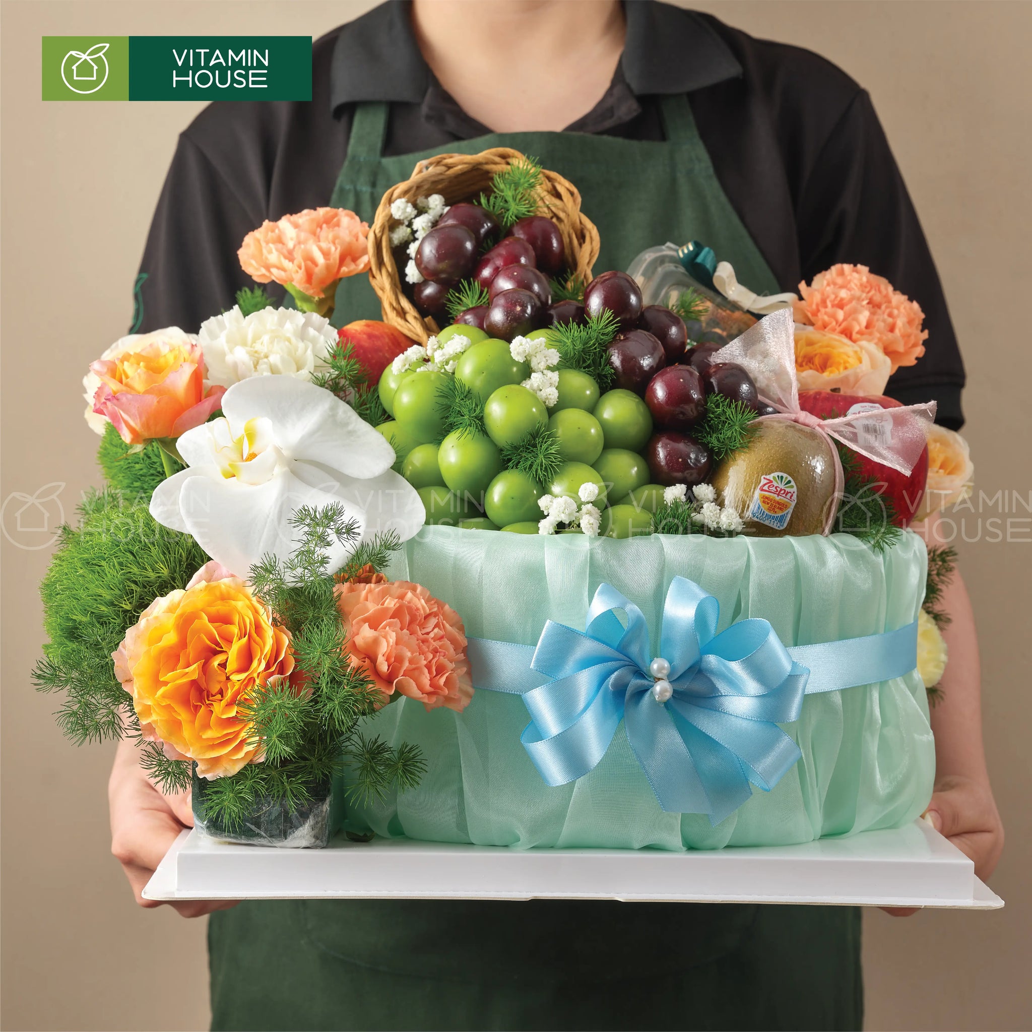 Giỏ quà trái cây cherry nho xanh hoa tươi tặng sinh nhật cho đồng nghiệp nữ 