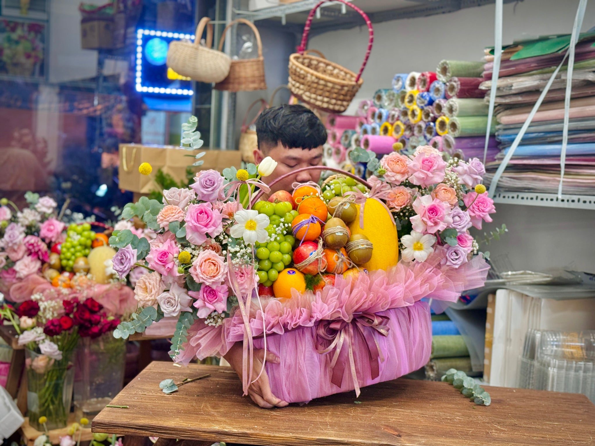 nhân viên Vitamin House đang gói quà Giỏ Quà Trái Cây Nhập Khẩu & Hoa Tươi Tặng Mừng Sinh Nhật, Tặng Bác Sĩ ,Tân Gia