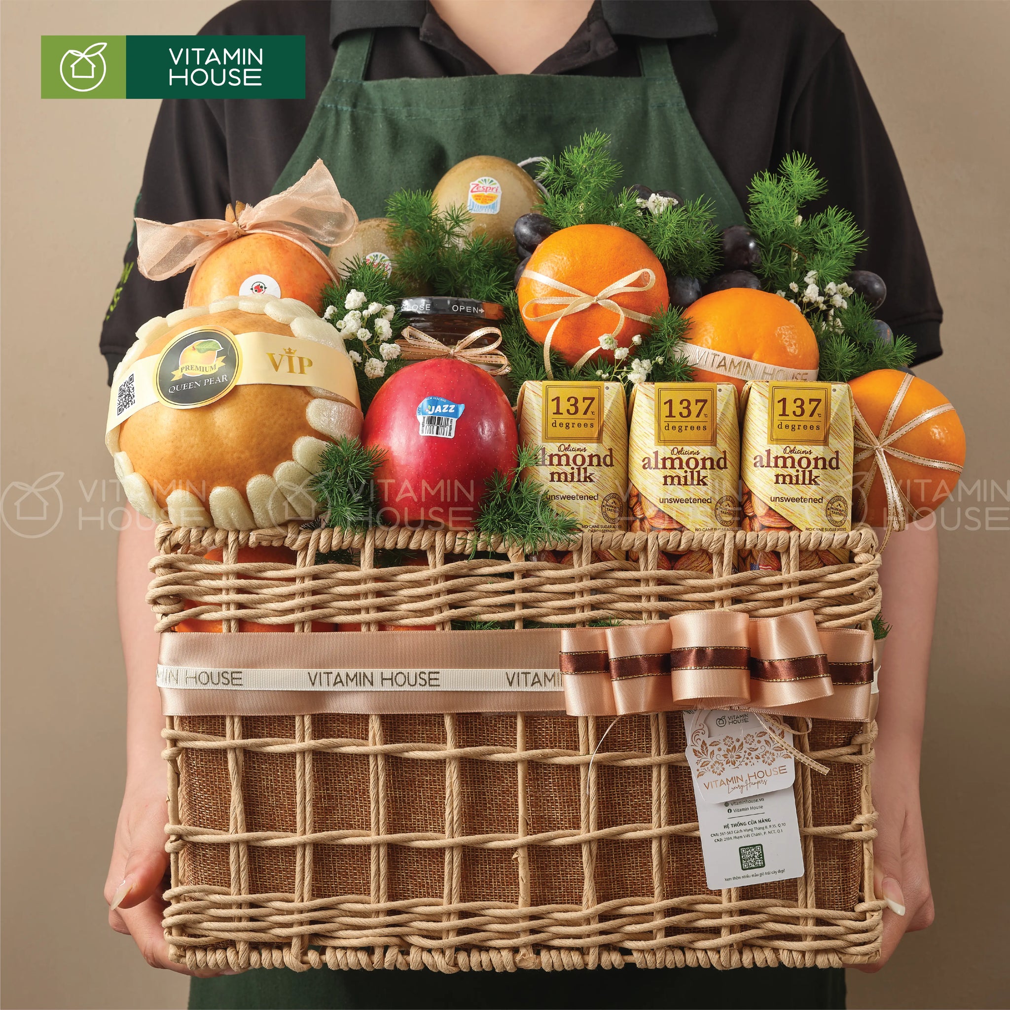 Giỏ quà trái cây lê hàn, quýt úc, nho đen, sữa hạnh nhân thăm bệnh, chúc sức khỏe