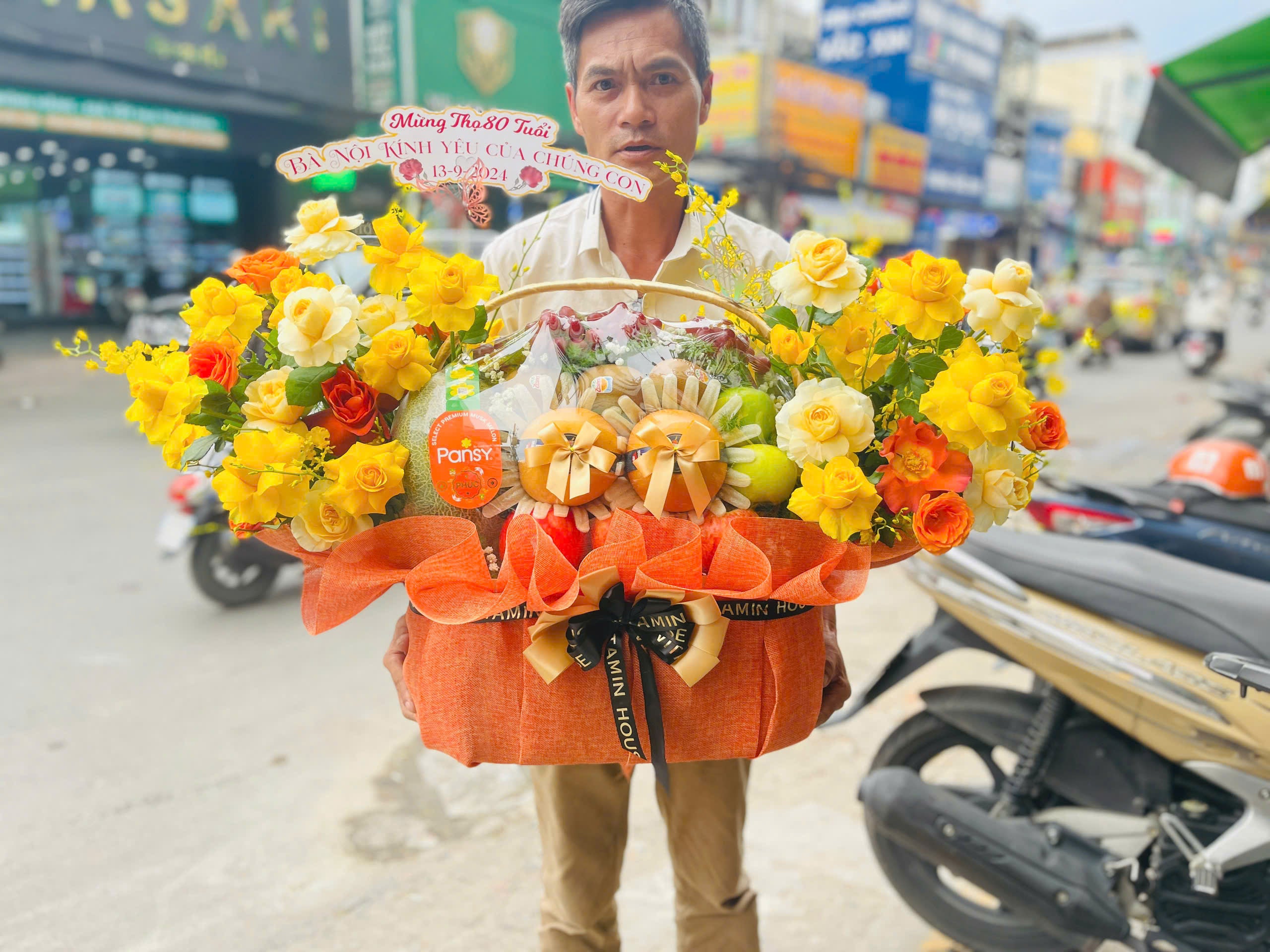 Giỏ Quà Trái Cây Nhập Khẩu & Hoa Tươi Tặng Mừng Sinh Nhật, Tặng Bác Sĩ ,Tân Gia tông màu vàng cam tươi sáng